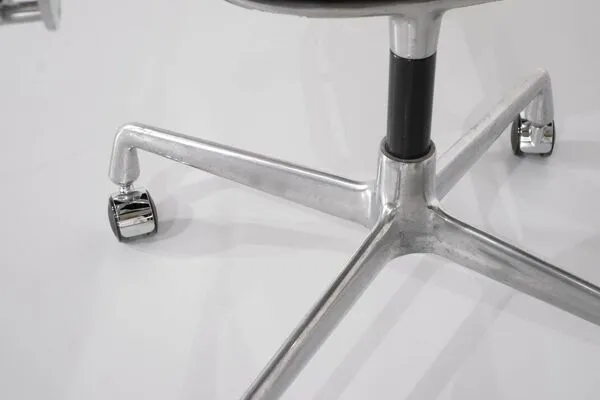 Illustration numéro 2 du produit Fauteuil Soft Pad '' EA 207 '' Charles Ray Eames, États-Unis, 1969.