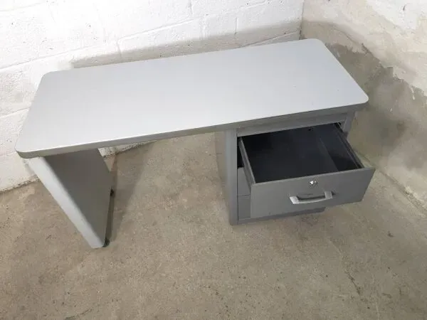 Illustration numéro 2 du produit Petit bureau Ronéo 1970