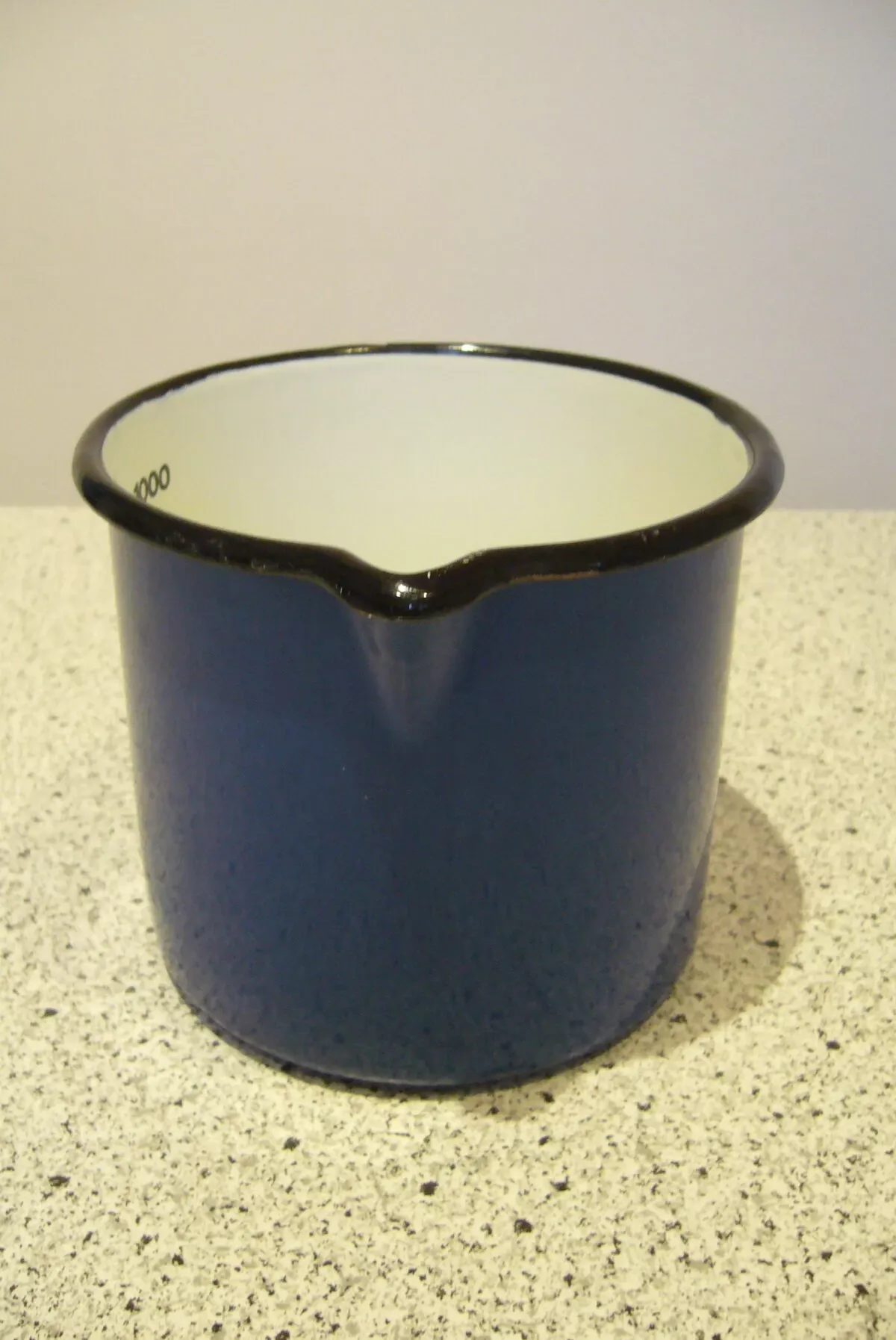 Illustration numéro 2 du produit Broc doseur tôle émaillée