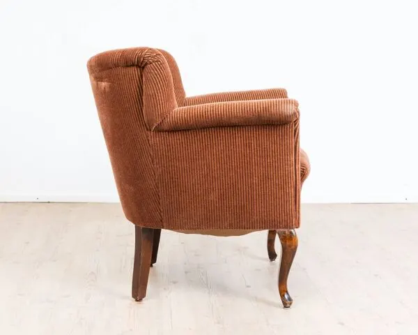 Illustration numéro 2 du produit Fauteuil club  des années 40 avec revêtement en velours côtelé