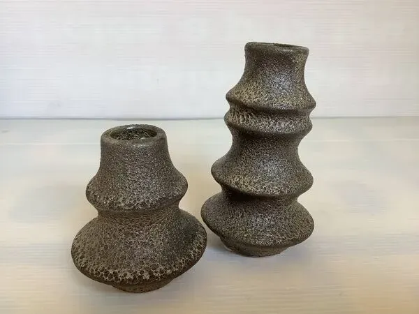 Illustration numéro 2 du produit Paire de petits bougeoirs vases