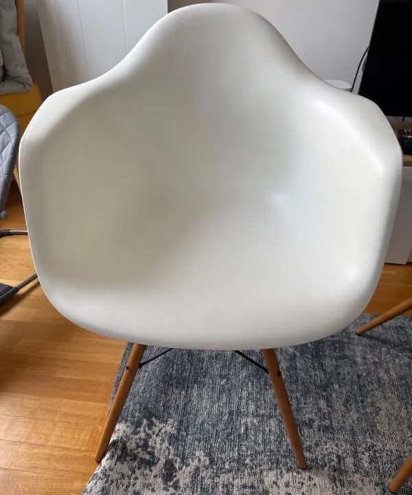 Illustration numéro 2 du produit Fauteuil DAW Eames Vitra blanc et bois