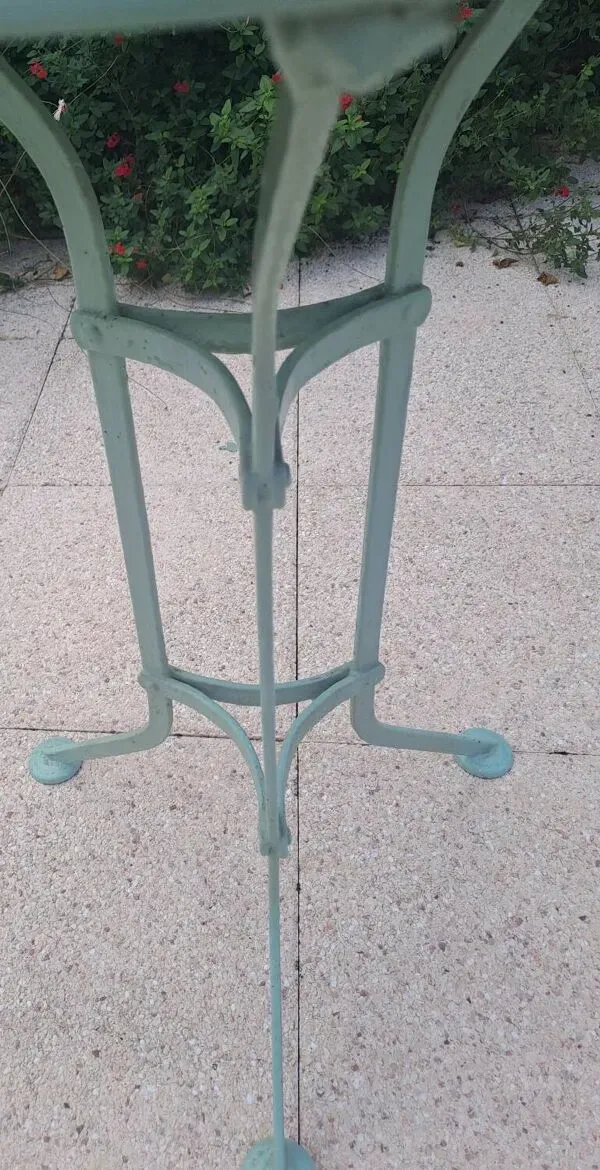 Illustration numéro 2 du produit Ancien guéridon en fer forgé