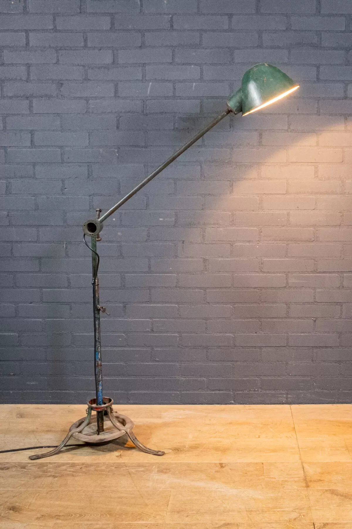 Illustration numéro 2 du produit Lampadaire industriel en métal