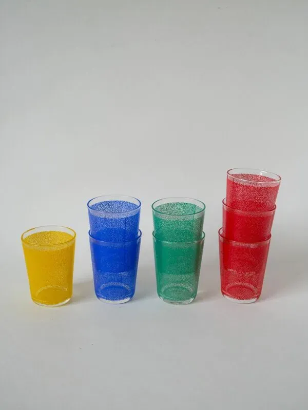 Illustration numéro 2 du produit Ensemble de 8 verres à eau, rouge, vert, jaune et bleu, 1970