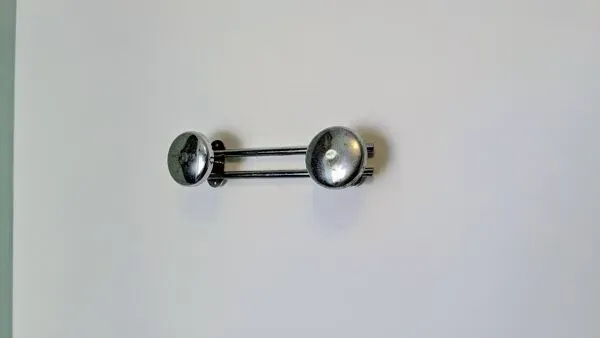 Illustration numéro 2 du produit Patère murale double en métal chromé, esprit vintage