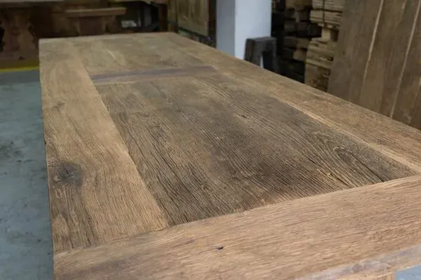 Illustration numéro 2 du produit Table en chêne massif style provençal