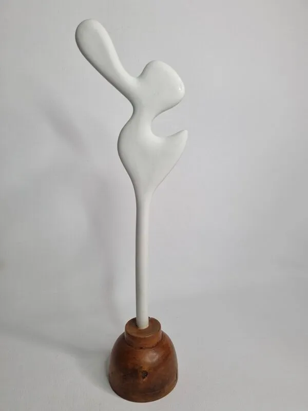 Illustration numéro 2 du produit Sculpture d’inspiration biomorphique, sur socle en bois industriel, 37 cm