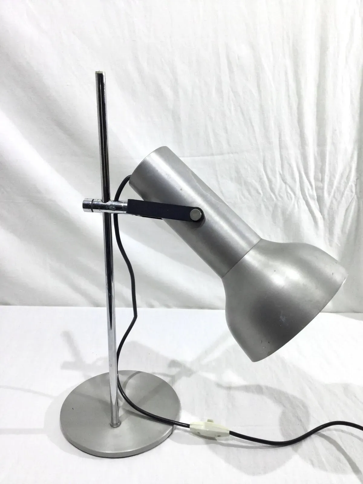 Illustration numéro 2 du produit Lampe De Bureau En Métal Brossé