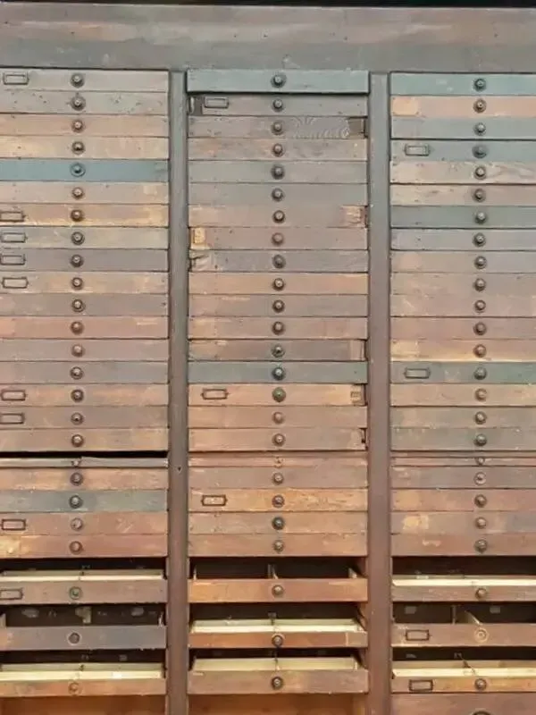 Illustration numéro 2 du produit Grand meuble de médaillé 1900