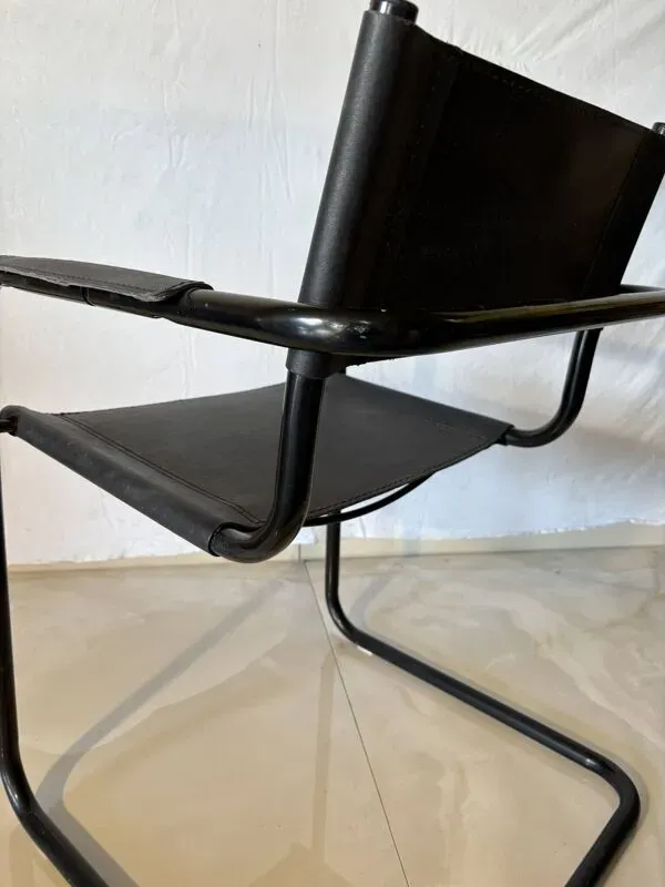 Illustration numéro 2 du produit Ensemble de 12 chaises vintage en cuir noir et acier tubulaire – Italie, an