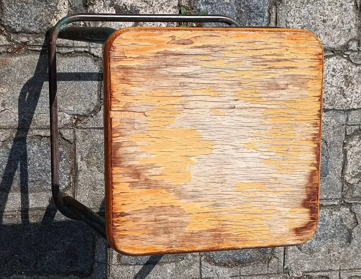 Illustration numéro 2 du produit Tabouret haut industriel en bois