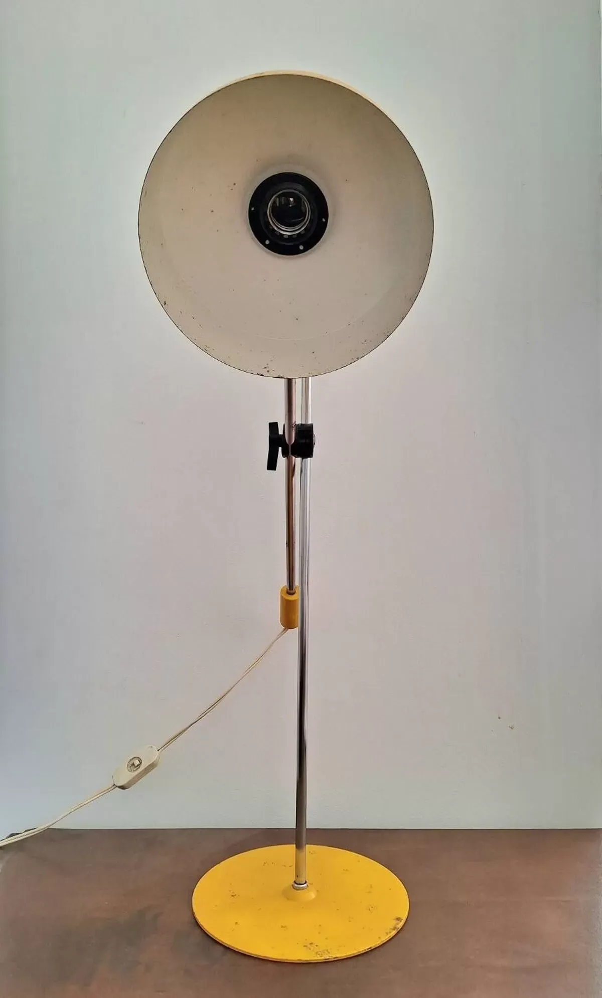 Illustration numéro 2 du produit Lampe vintage de bureau réglable jaune, luminaire industriel