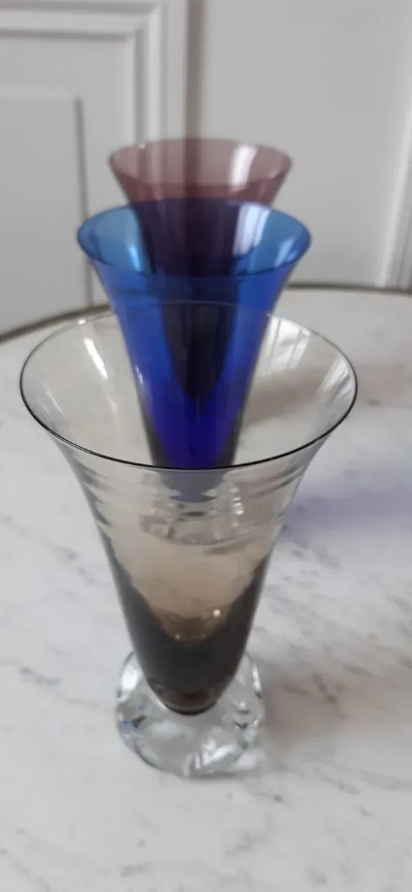 Illustration numéro 2 du produit Lot de 3 verres à pieds fleurs design années 60-70