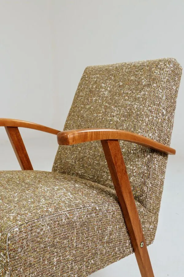 Illustration numéro 2 du produit Fauteuil vintage en tissu à motif vert rénové, années 1970.