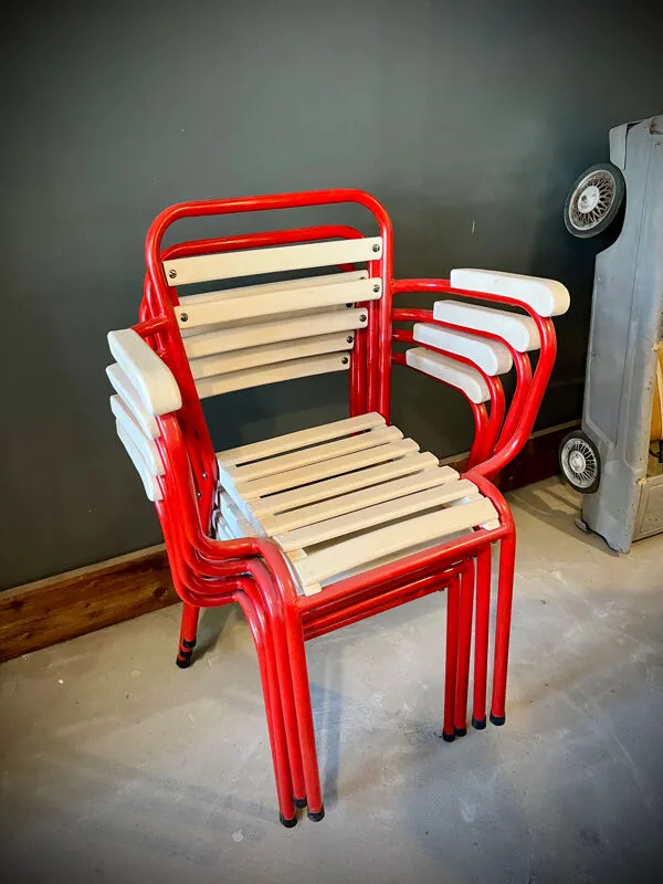 Illustration numéro 2 du produit Quatre chaises TOLIX avec accoudoirs