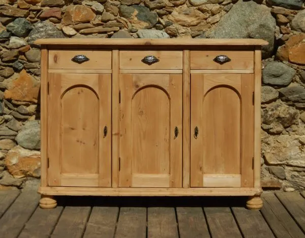 Illustration numéro 2 du produit Superbe buffet - Sapin massif -3 portes et 3 tiroirs style meuble de métier