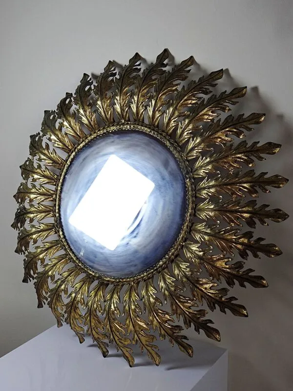 Illustration numéro 2 du produit Grand miroir soleil mural Italien en métal doré, années 60-70
