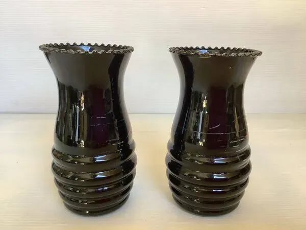 Illustration numéro 2 du produit Paire de petits vases opaline noire peinte