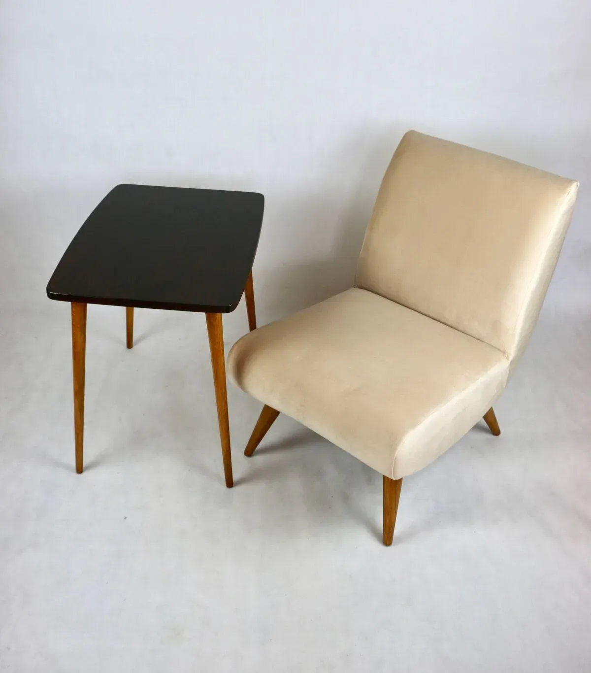 Illustration numéro 2 du produit Fauteuil Loft vintage des années 70 en velours beige champagne