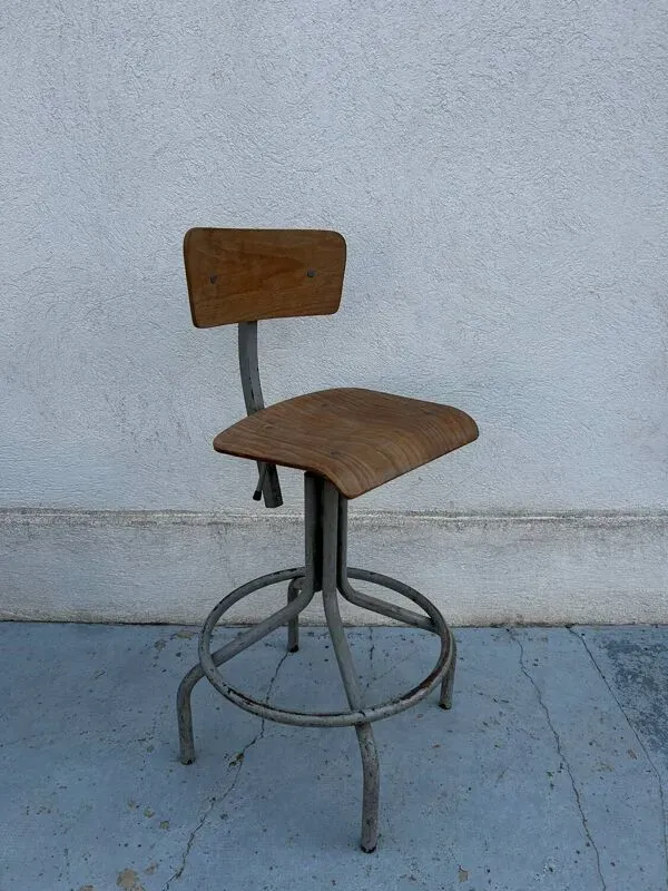 Illustration numéro 2 du produit Chaise d’atelier industrielle en bois et métal – réglable