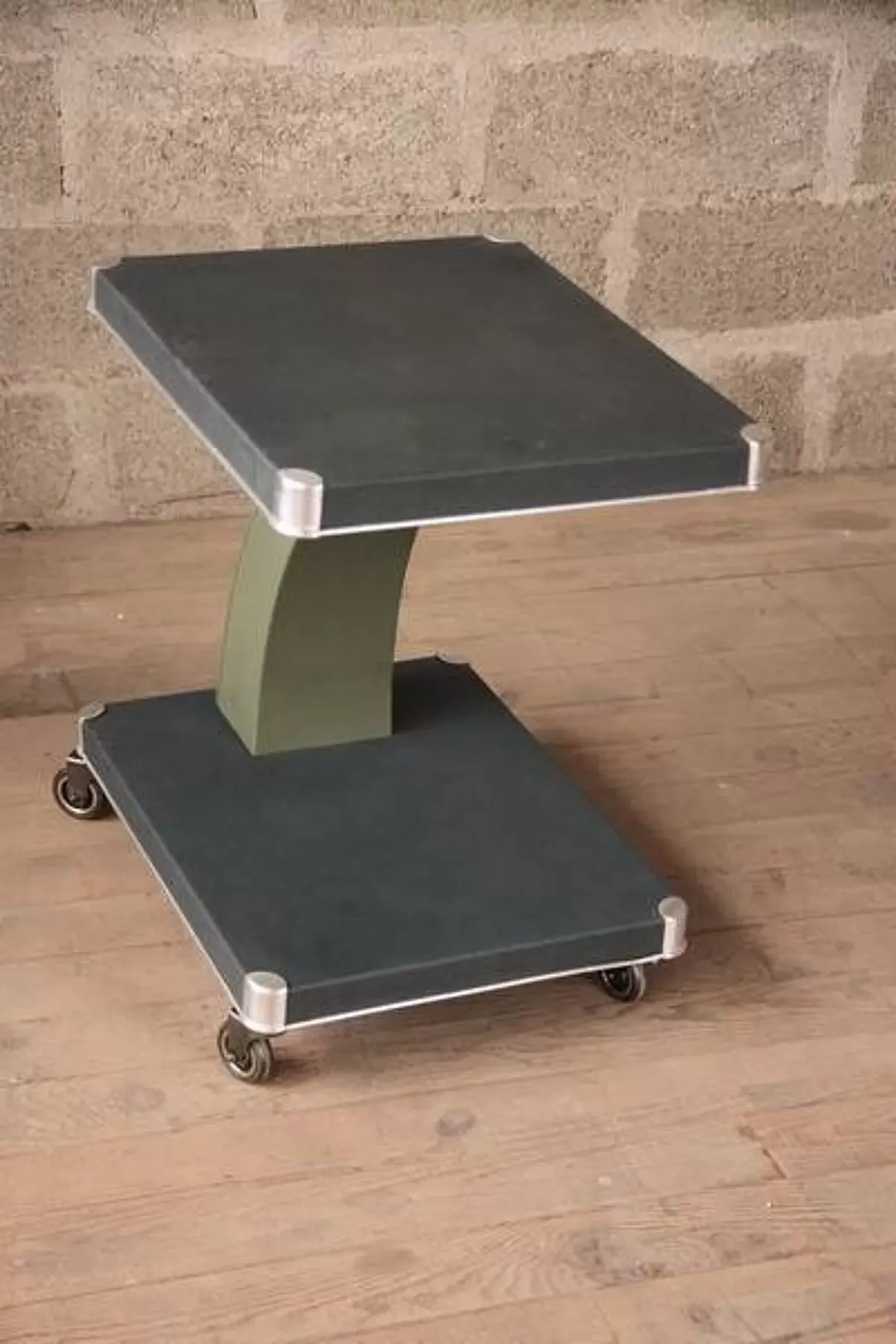 Illustration numéro 2 du produit table roulette desserte industrielle