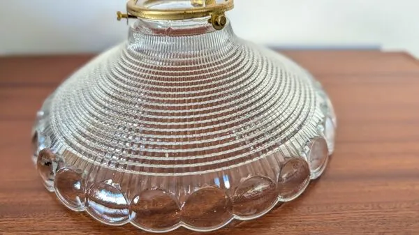 Illustration numéro 2 du produit Abat-jour en verre moulé à relief concentrique circa 1950