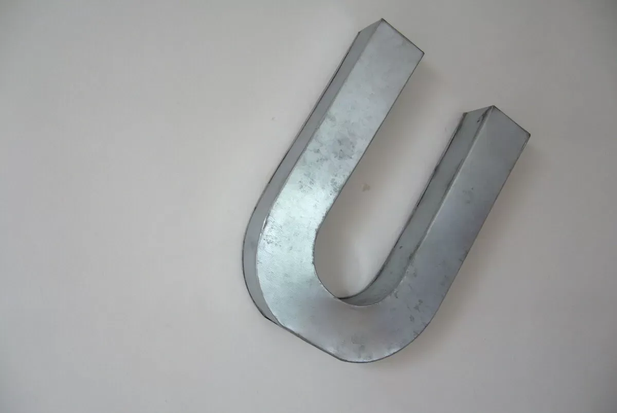 Illustration numéro 2 du produit Lettre U industrielle métal blanc