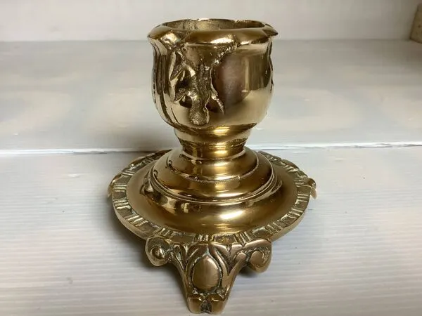 Illustration numéro 2 du produit Bougeoir tripode en bronze travaillé