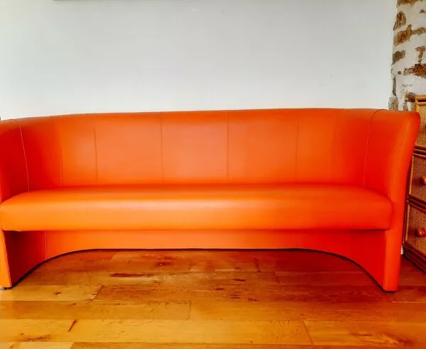 Illustration numéro 2 du produit Canapé vintage incurvé orange