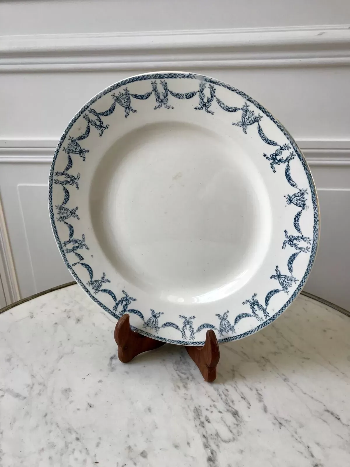 Illustration numéro 2 du produit plat rond en Terre de Fer bleu U&C Digoin Sarreguemines modèle Les Ternes fin XIXème