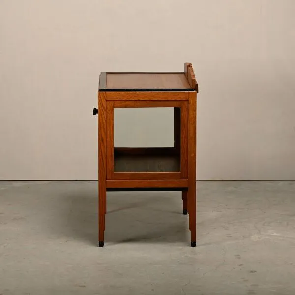Illustration numéro 2 du produit Cabinet à thé ou vitrine Art Déco École d'Amsterdam en chêne massif, Pays-Bas
