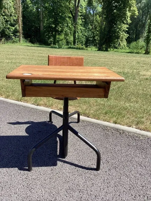 Illustration numéro 2 du produit Bureau d’écolier - pupitre métal tubulaire et bois DLG Prouvé