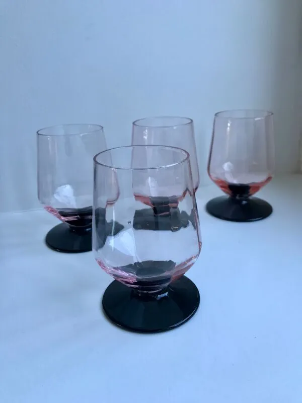 Illustration numéro 2 du produit Lot de 4 verres à pieds roses et pieds noirs art déco années 30