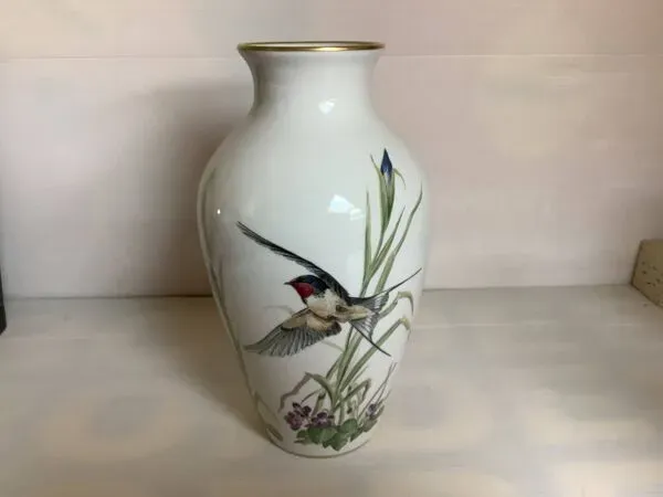 Illustration numéro 2 du produit Grand vase oiseaux et fleurs en porcelaine