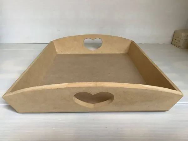 Illustration numéro 2 du produit Plateau avec poignées en cœur en bois