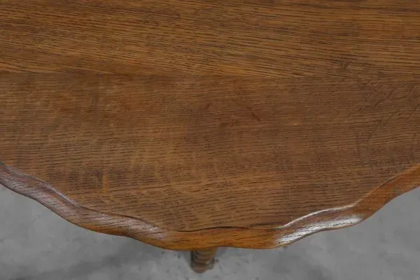 Illustration numéro 2 du produit Table d'appoint en chêne massif sculpté avec pieds torsadés, France vers 1890