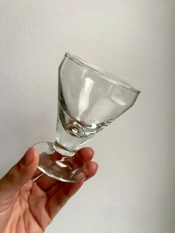 Illustration numéro 2 du produit Lot de 5 verres à pieds fonds épais début XXème