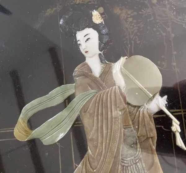 Illustration numéro 2 du produit Table décoratives chinoise – laque noire, incrustations jade et nacre