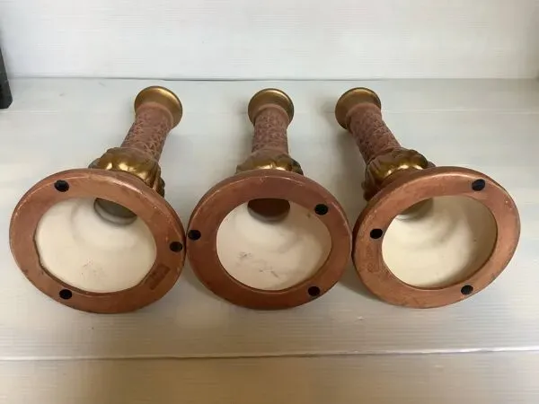 Illustration numéro 2 du produit Trio de grands bougeoirs marron et doré