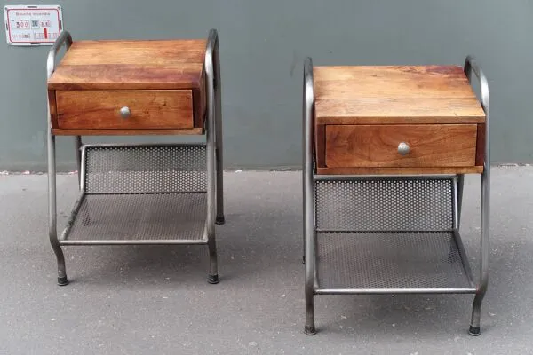 Illustration numéro 2 du produit Paire de tables de chevet de style années 50 industriel