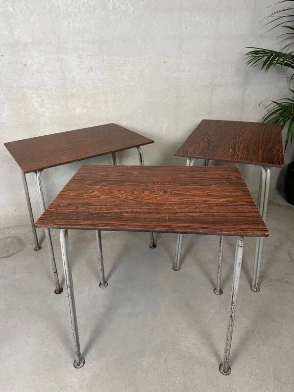 Illustration numéro 2 du produit Table d'école industrielles vintage – acier et composite