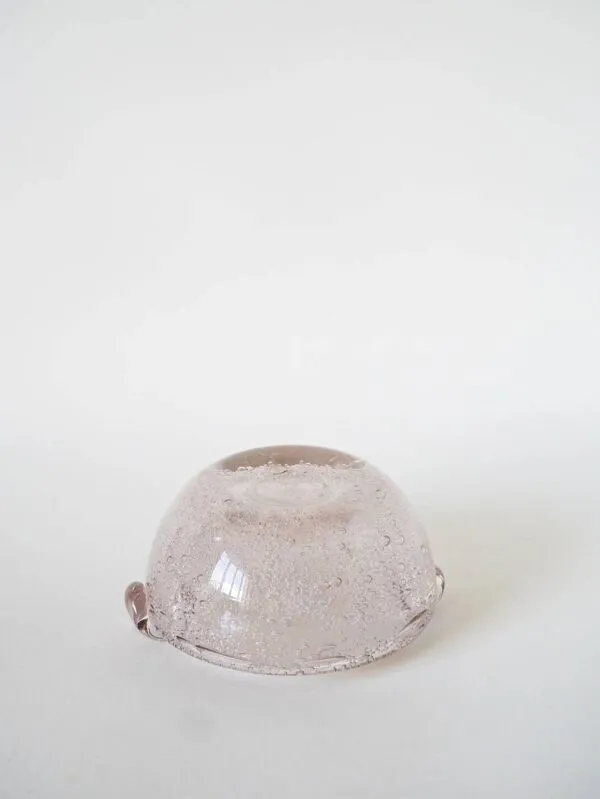 Illustration numéro 2 du produit Cendrier en verre bullé de Biot, rose, 1960