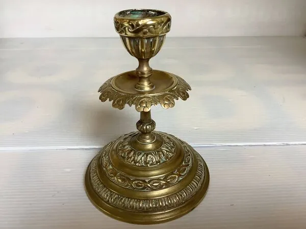 Illustration numéro 2 du produit Bougeoir en laiton travaillé