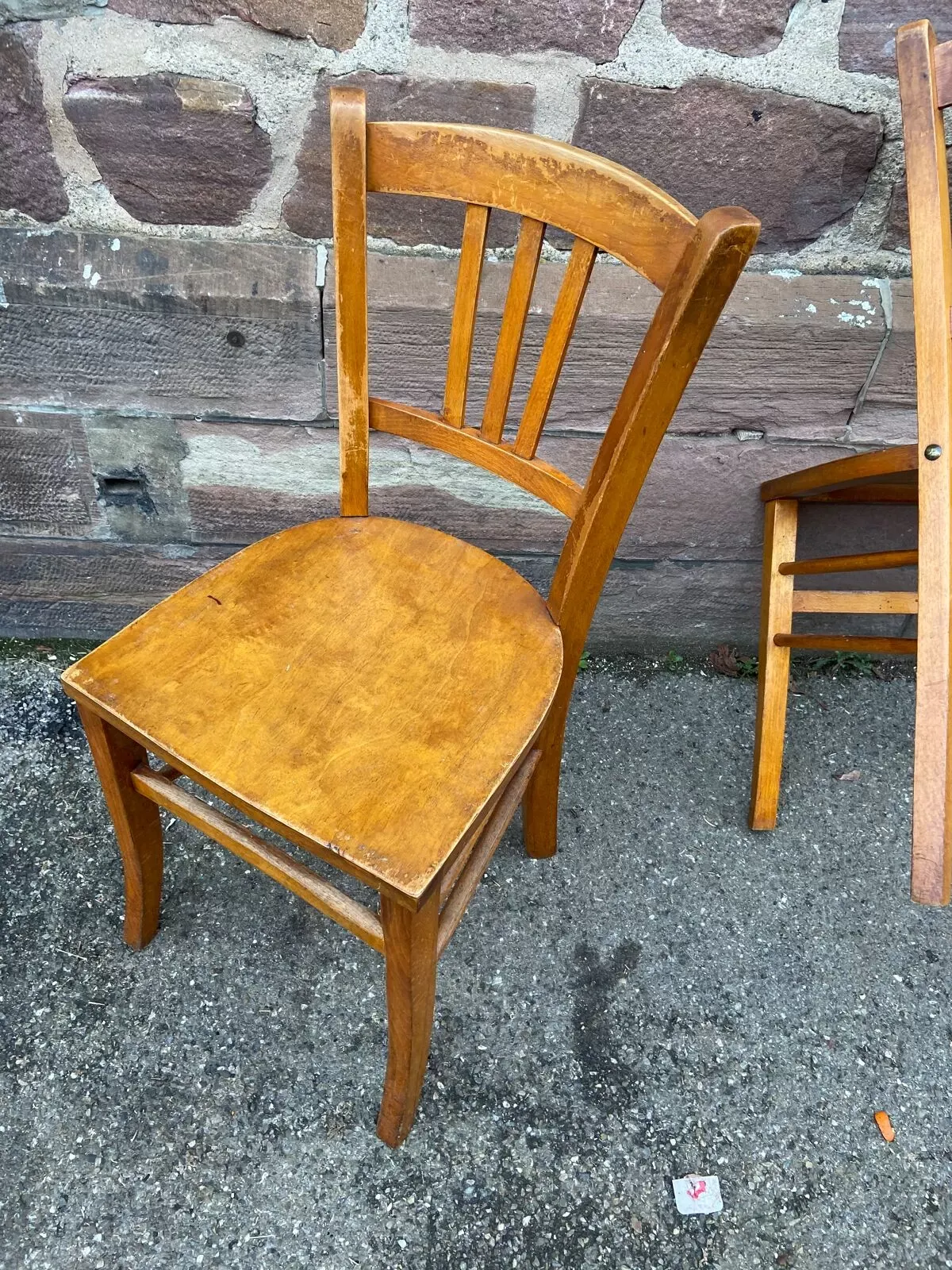 Illustration numéro 2 du produit Paire de chaises bistrot 1950 brasserie bois courbé