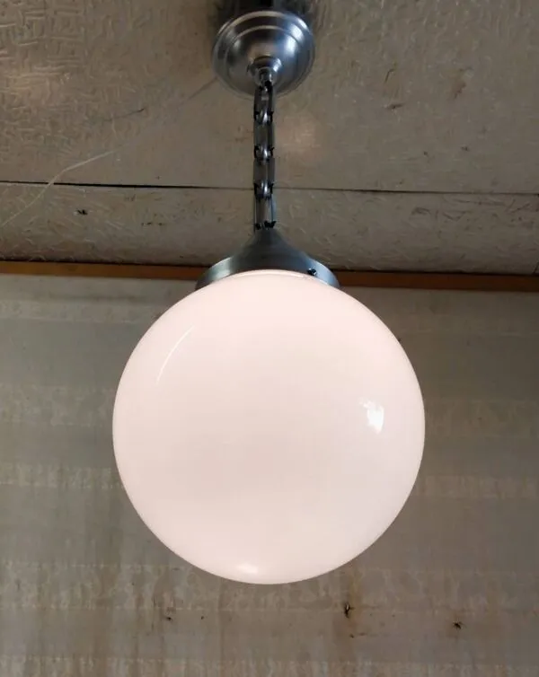 Illustration numéro 2 du produit Suspension industrielle globe opaline XXL - années 40/50