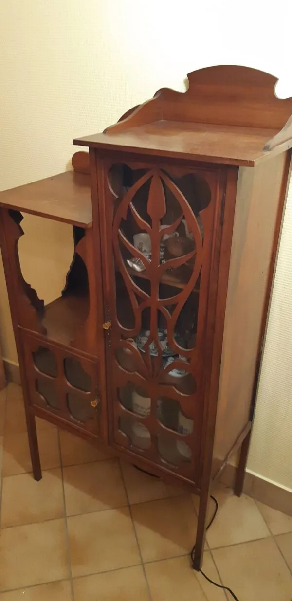 Illustration numéro 2 du produit Petit meuble vitrine Art Nouveau 1900 – Noyer et verre ambré