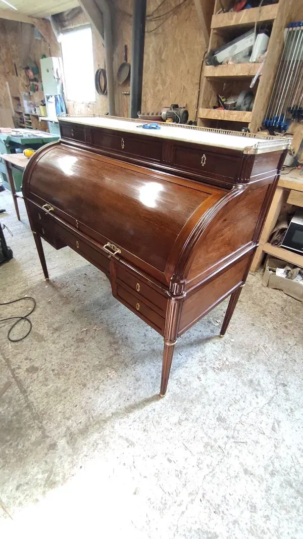 Illustration numéro 2 du produit Bureau à cylindre époque Louis XVI