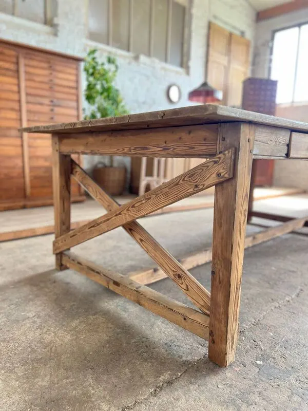 Illustration numéro 2 du produit Ancienne grande table de travail