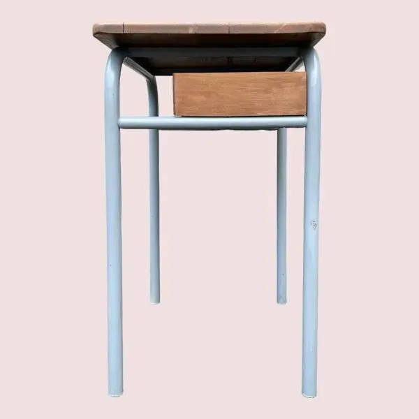 Illustration numéro 2 du produit Petit bureau d’écolier et sa chaise vintage